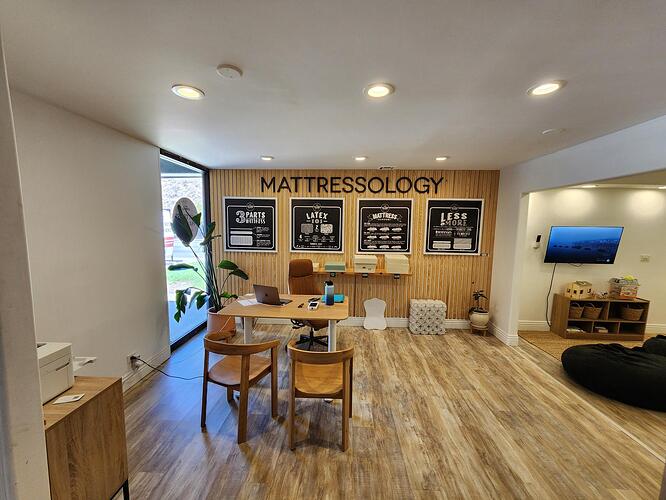 mm-tmu-visit-matressology-desk